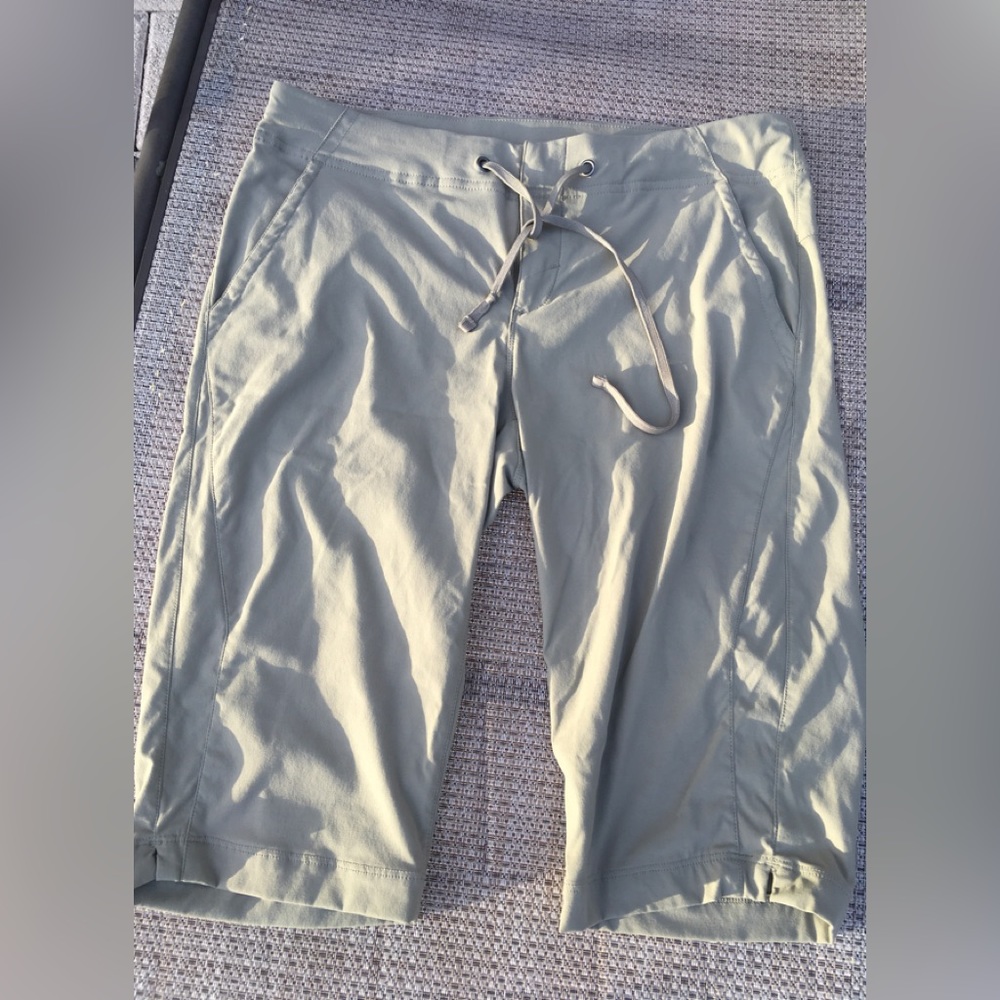 Columbia Sz 8 Long shorts, drawstring waist